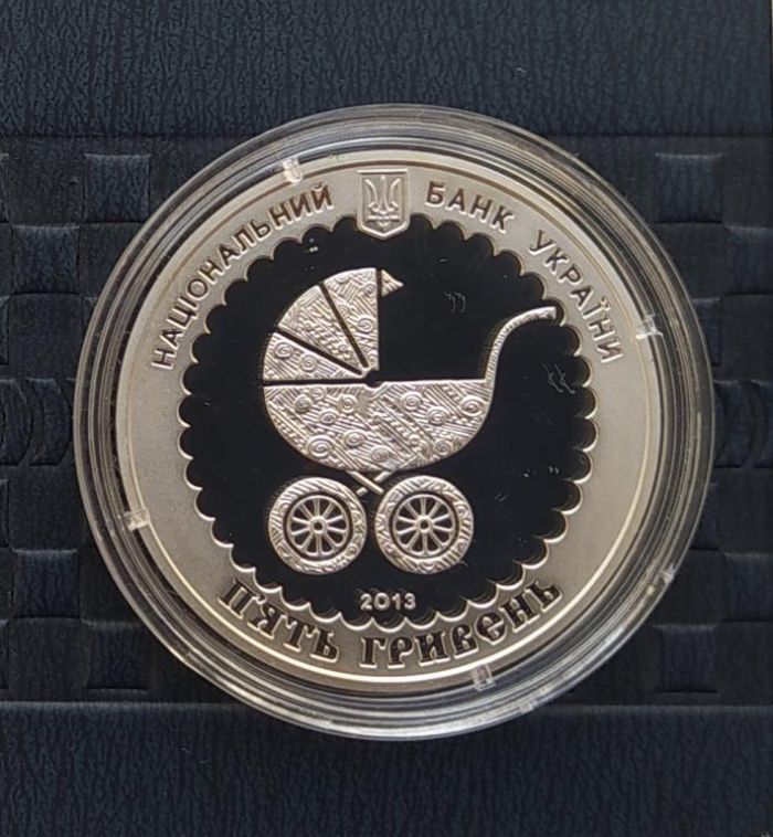 Срібна монета Материнство 5 гивень 2013 р.